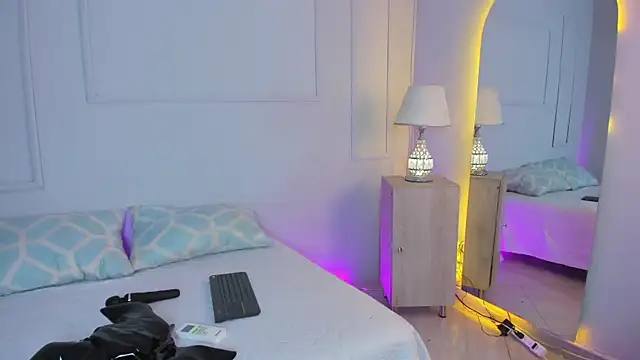 Snapshot of MiaOconner chatting on 10-23-25, 09:24 MiaOconner online show from 10-23-25, 09:24