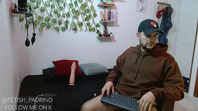 Snapshot of fetish_padrino chatting on 01-22-25, 09:46 fetish padrino online show from 01-22-25, 09:46