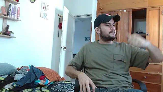 Snapshot of fetish_padrino chatting on 02-18-25, 03:43 fetish padrino online show from 02-18-25, 03:43