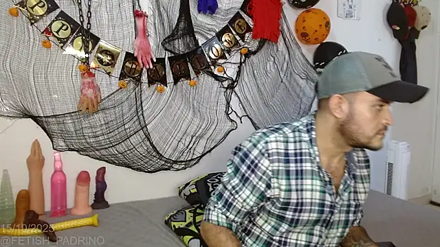 Snapshot of fetish_padrino chatting on 10-16-25, 05:47 fetish padrino online show from 10-16-25, 05:47
