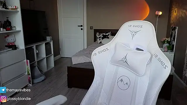 Maya Rave online show from 04-19-26, 03:28