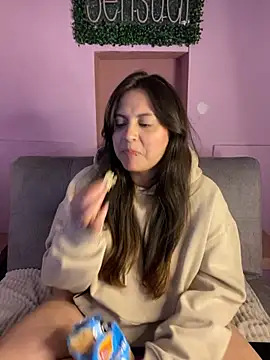 Snapshot of PoliBenett_ chatting on 01-14-25, 11:05 PoliBenett online show from 01-14-25, 11:05