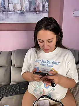 Snapshot of PoliBenett_ chatting on 01-18-25, 07:48 PoliBenett online show from 01-18-25, 07:48