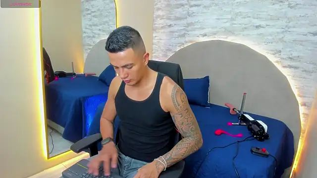 Snapshot of Aron_Bolt chatting on 01-30-25, 09:14 Aron Bolt online show from 01-30-25, 09:14