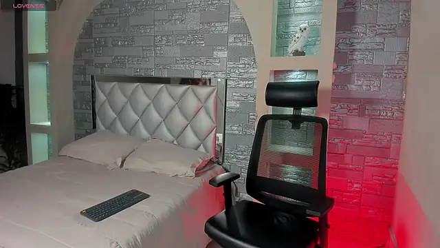 Snapshot of Aron_Bolt chatting on 03-21-25, 03:44 Aron Bolt online show from 03-21-25, 03:44