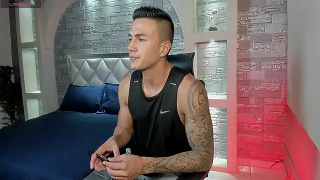 Snapshot of Aron_Bolt chatting on 03-22-25, 11:53 Aron Bolt online show from 03-22-25, 11:53