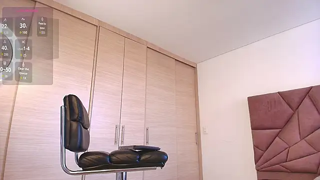 Snapshot of Aron_Bolt chatting on 09-23-25, 08:23 Aron Bolt online show from 09-23-25, 08:23