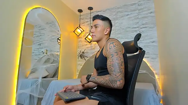 Snapshot of Aron_Bolt chatting on 10-18-25, 09:15 Aron Bolt online show from 10-18-25, 09:15