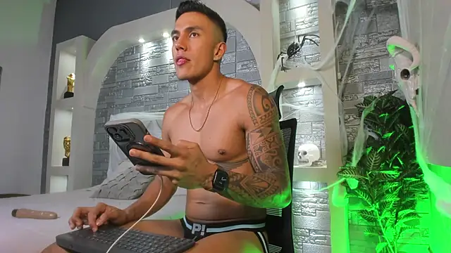 Snapshot of Aron_Bolt chatting on 10-25-25, 11:43 Aron Bolt online show from 10-25-25, 11:43