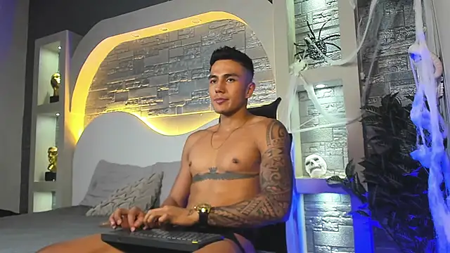 Snapshot of Aron_Bolt chatting on 11-01-25, 08:33 Aron Bolt online show from 11-01-25, 08:33