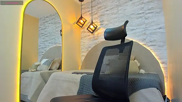 Snapshot of Aron_Bolt chatting on 11-08-25, 01:06 Aron Bolt online show from 11-08-25, 01:06