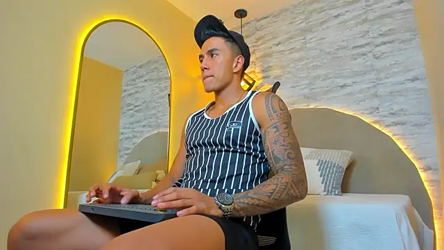 Snapshot of Aron_Bolt chatting on 11-17-25, 11:54 Aron Bolt online show from 11-17-25, 11:54