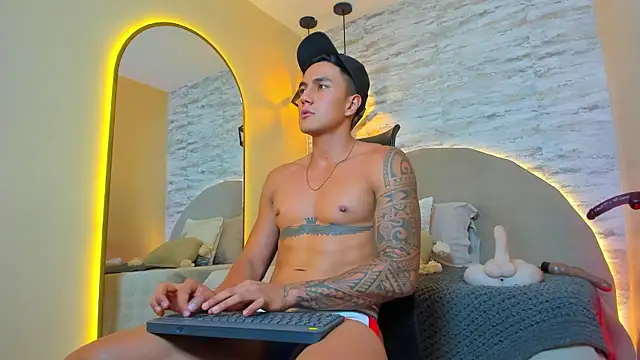 Snapshot of Aron_Bolt chatting on 11-21-25, 12:43 Aron Bolt online show from 11-21-25, 12:43