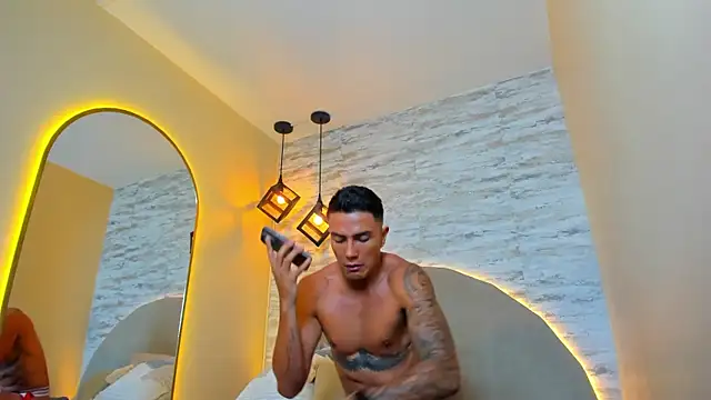 Snapshot of Aron_Bolt chatting on 11-23-25, 12:43 Aron Bolt online show from 11-23-25, 12:43