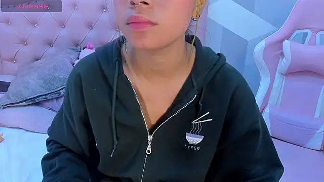 AikoLee  online show from 01-10-25, 05:37