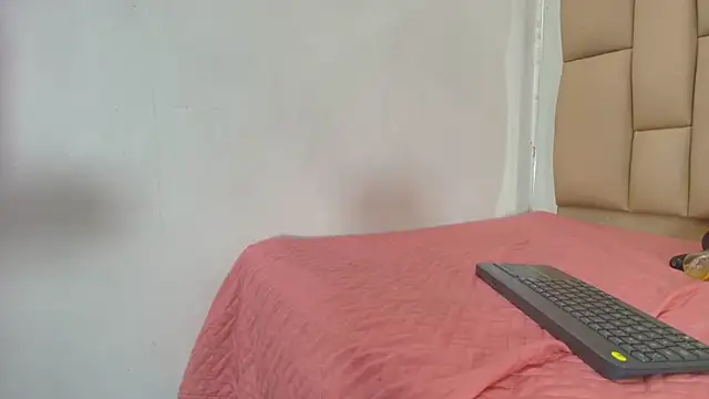 Snapshot of Amy_wats0n chatting on 01-28-25, 01:18 Amy wats0n online show from 01-28-25, 01:18