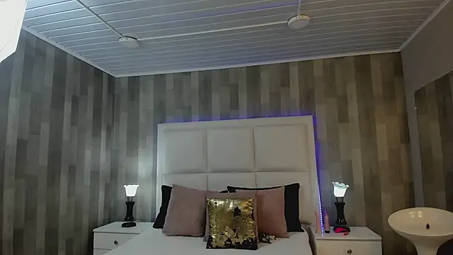 HazelMoret online show from 02-11-25, 11:54