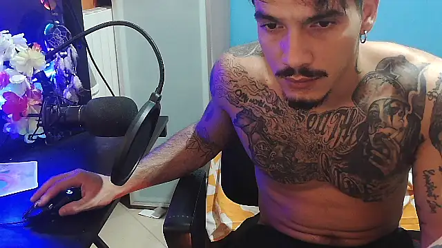 Snapshot of Badboyi1997 chatting on 10-06-25, 01:03 Badboyi1997 online show from 10-06-25, 01:03