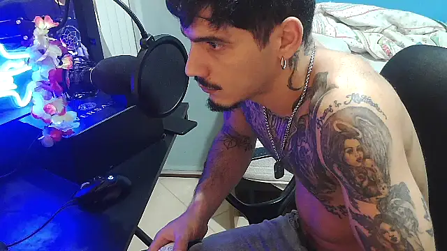 Snapshot of Badboyi1997 chatting on 10-17-25, 02:04 Badboyi1997 online show from 10-17-25, 02:04