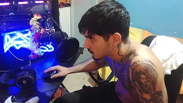 Snapshot of Badboyi1997 chatting on 10-20-25, 04:18 Badboyi1997 online show from 10-20-25, 04:18