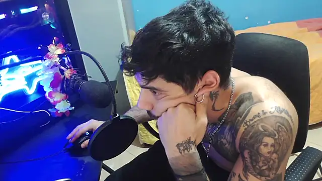 Snapshot of Badboyi1997 chatting on 10-25-25, 01:02 Badboyi1997 online show from 10-25-25, 01:02