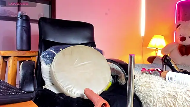 Hanna Clark  online show from 10-11-25, 07:45