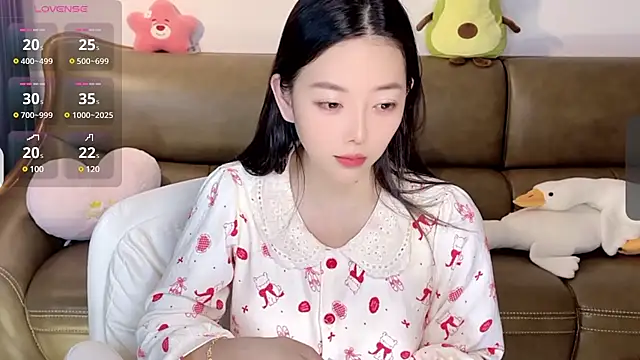 Snapshot of Yilin1999 chatting on 02-14-25, 09:43 Yilin1999 online show from 02-14-25, 09:43