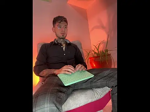 Snapshot of Anthony-Martin chatting on 11-04-25, 01:21 Anthony-Martin online show from 11-04-25, 01:21