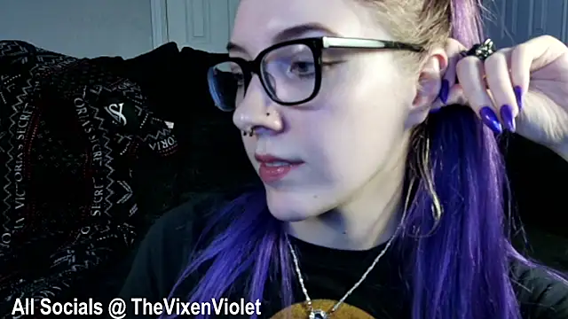 Snapshot of thevixenviolet chatting on 12-16-24, 05:17 thevixenviolet online show from 12-16-24, 05:17
