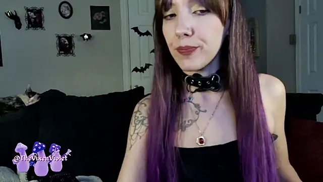 Snapshot of thevixenviolet chatting on 10-11-25, 09:35 thevixenviolet online show from 10-11-25, 09:35
