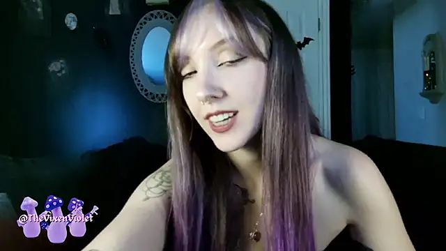 Snapshot of thevixenviolet chatting on 10-18-25, 10:21 thevixenviolet online show from 10-18-25, 10:21