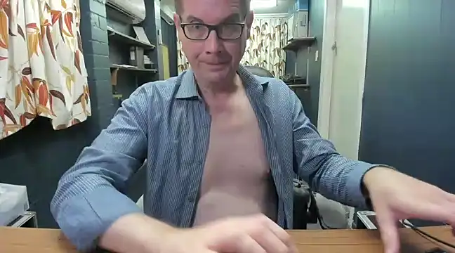 Snapshot of tilobinder chatting on 12-28-24, 03:26 tilobinder online show from 12-28-24, 03:26