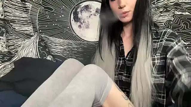 Snapshot of MissMidnightUK chatting on 02-10-25, 12:19 MissMidnightUK online show from 02-10-25, 12:19