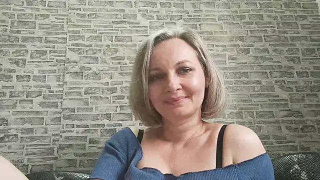 Snapshot of EdithManning chatting on 03-10-25, 12:15 EdithManning online show from 03-10-25, 12:15