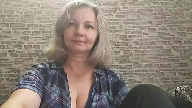 Snapshot of EdithManning chatting on 10-20-25, 05:30 EdithManning online show from 10-20-25, 05:30