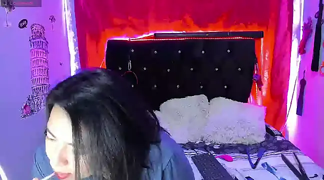 Snapshot of katieeandsharonn chatting on 02-05-25, 02:19 katieeandsharonn online show from 02-05-25, 02:19