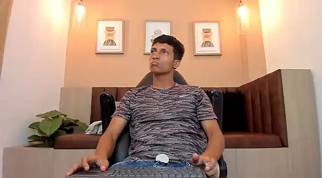 Snapshot of wolf_james123 chatting on 02-02-25, 03:10 wolf james123 online show from 02-02-25, 03:10