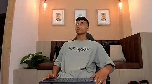 Snapshot of wolf_james123 chatting on 02-03-25, 01:51 wolf james123 online show from 02-03-25, 01:51