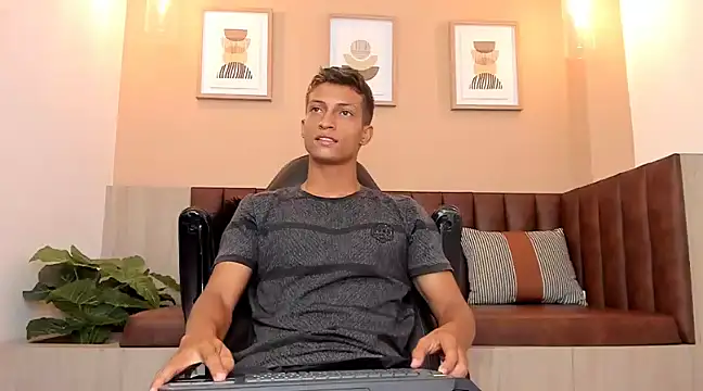 Snapshot of wolf_james123 chatting on 02-14-25, 02:23 wolf james123 online show from 02-14-25, 02:23