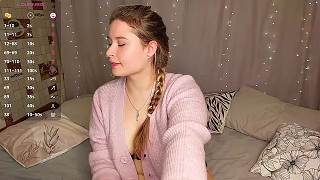 Snapshot of sophie__lee chatting on 10-13-25, 03:45 sophie  lee online show from 10-13-25, 03:45