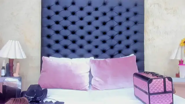 Snapshot of NahomiWhitel chatting on 11-20-25, 04:51 NahomiWhitel online show from 11-20-25, 04:51