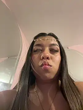 Snapshot of Lea_velle chatting on 10-30-25, 04:03 Lea velle online show from 10-30-25, 04:03