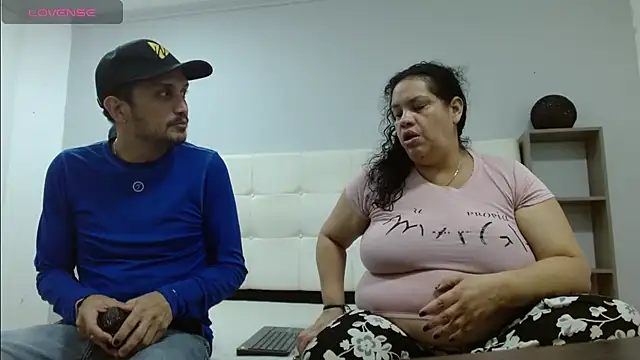 Snapshot of Candy_and_Jh0n chatting on 09-10-25, 03:39 Candy and Jh0n online show from 09-10-25, 03:39