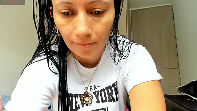 Snapshot of gracekelly12 chatting on 11-23-25, 03:34 gracekelly12 online show from 11-23-25, 03:34