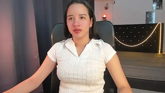 Snapshot of emilyrouxe chatting on 01-08-25, 03:28 emilyrouxe online show from 01-08-25, 03:28