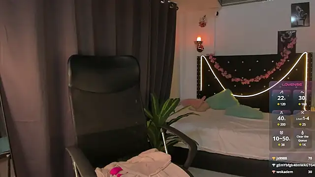 Snapshot of emilyrouxe chatting on 02-16-25, 08:33 emilyrouxe online show from 02-16-25, 08:33