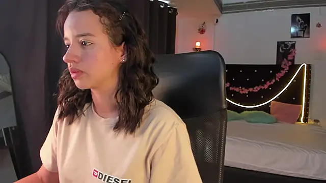 Snapshot of emilyrouxe chatting on 03-02-25, 05:58 emilyrouxe online show from 03-02-25, 05:58