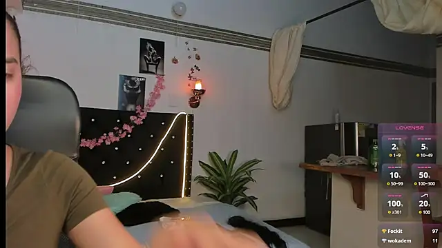 Snapshot of emilyrouxe chatting on 03-05-25, 07:27 emilyrouxe online show from 03-05-25, 07:27