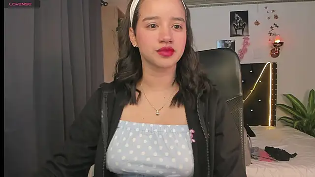 Snapshot of emilyrouxe chatting on 03-07-25, 02:12 emilyrouxe online show from 03-07-25, 02:12