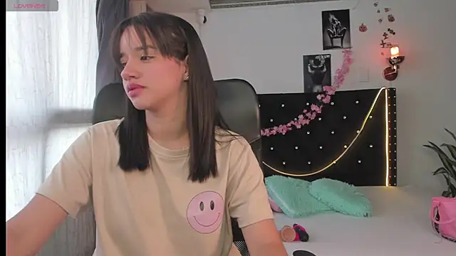 Snapshot of emilyrouxe chatting on 03-14-25, 02:19 emilyrouxe online show from 03-14-25, 02:19